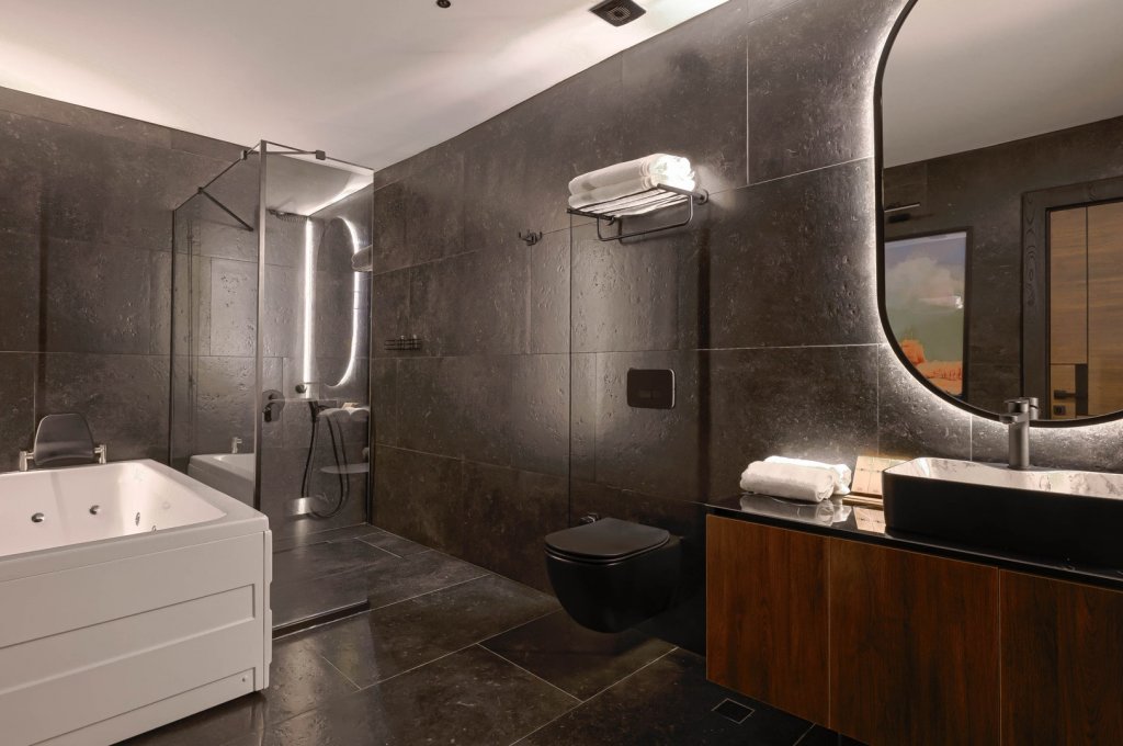 Deluxe King Suite