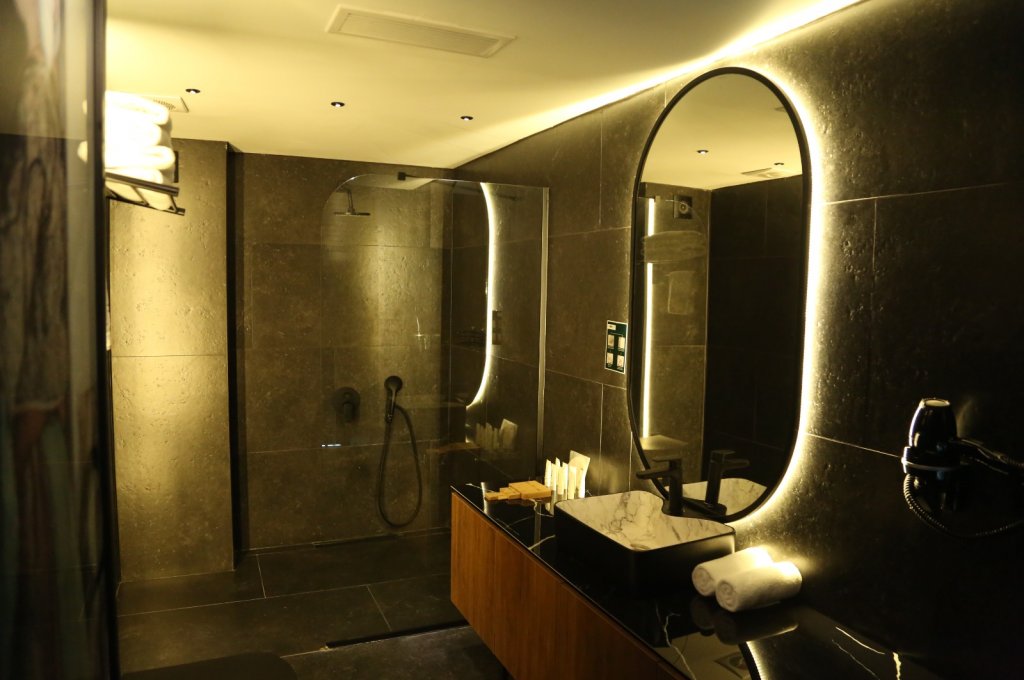 Deluxe King Suite