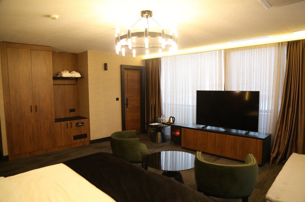 Deluxe King Suite