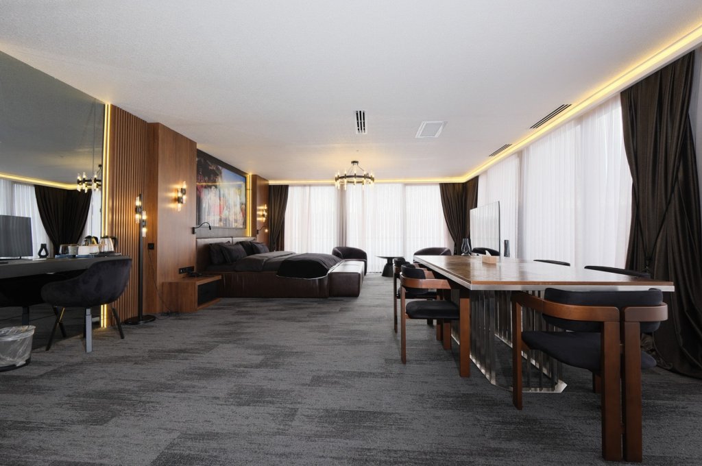 Deluxe King Suite