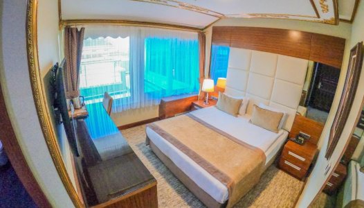 Standard room with a king-size bed