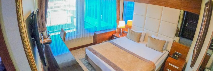 Standard room with a king-size bed